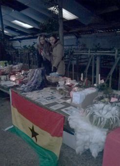 Sien en Elske bij de kraam in Radewijk